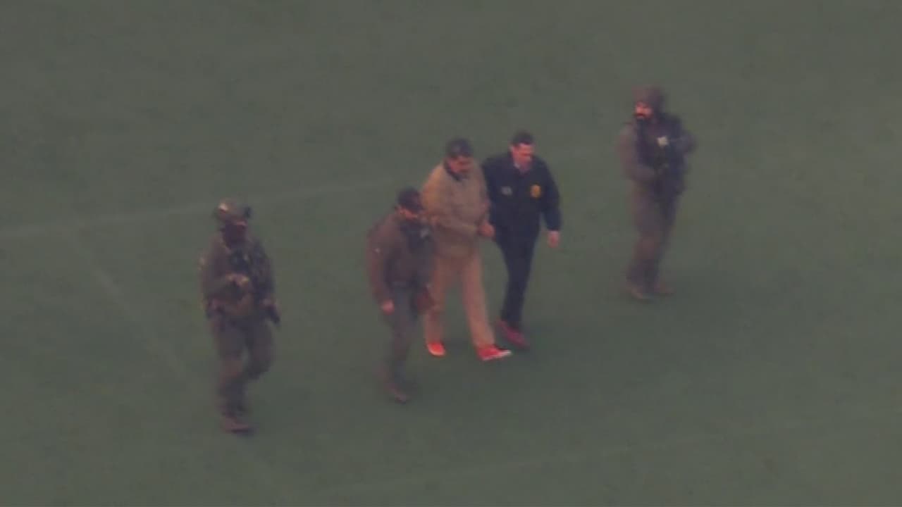 Al aterrizar en Manhattan, vehículos blindados aguardaban para completar el traslado final
<b>hasta la corte federal, ubicada en el Distrito Sur de Nueva York, </b>donde ya se encontraba desplegado un fuerte operativo policial en los alrededores del edificio judicial.