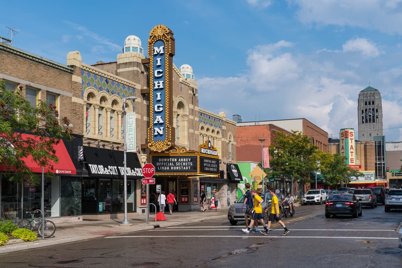 <h3 class="cms-H3-H3">1. Ann Arbor</h3>
<br>
<br>La ciudad es famosa por ser la sede de la Universidad de Michigan, pero también es una importante fuente de empleos. El sistema de Medicina de Michigan es reconocido a nivel nacional por su excelencia en la atención al paciente y la investigación.
<br>
<br>Las escuelas locales están entre las mejores calificadas del país y hay varias actividades, como conciertos, desfiles, festivales: la feria de arte anual atrae a cerca de medio millón de personas a la ciudad cada verano.
<br>
<br>🏡
<b> Estado:</b> Michigan
<br>
<br>🏡
<b> Condado:</b> Washtenaw
<br>
<br>🏡
<b>Población: </b>122,004