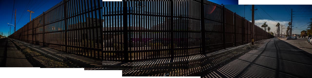 <b>Alta valla que separa a las ciudades de Mexicali, en México, y Calexico, en Estados Unidos.</b> Mexicali, del lado mexicano, y Calexico, del lado de Estados Unidos, son ciudades hermanas separadas por un alto muro. En Mexicali hay cerca de 160 maquiladoras, fábricas dedicadas a la manufactura parcial en la cadena de producción trasnacional, que hacen de la ciudad un próspero centro de comercio. Pero la ciudad se ha visto afectada por el no menos próspero negocio del contrabando y el tráfico de drogas. Debido a que se ha hecho difícil pasar por encima de la cerca, los carteles suelen recurrir a construir túneles clandestinos –equipados con alumbrado eléctrico y con ventilación– que se extienden por debajo de la cerca y llegan bien adentro de Calexico.