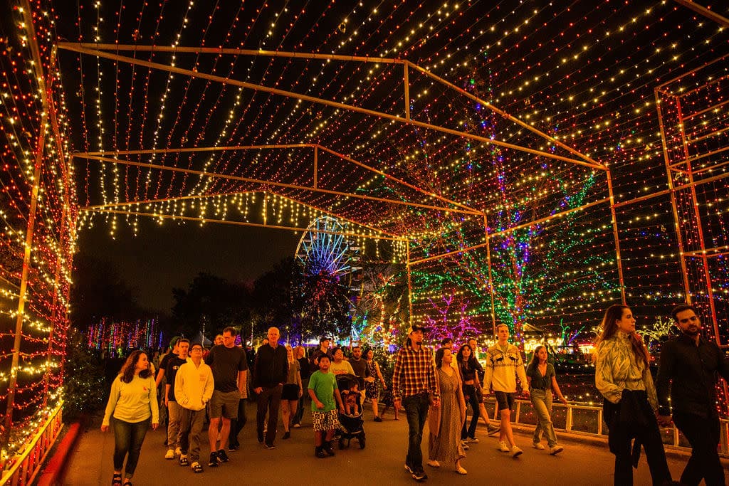 Miles de luces iluminan el Austin Trail of Lights, uno de los encendidos navideños más tradicionales en el centro de Texas.