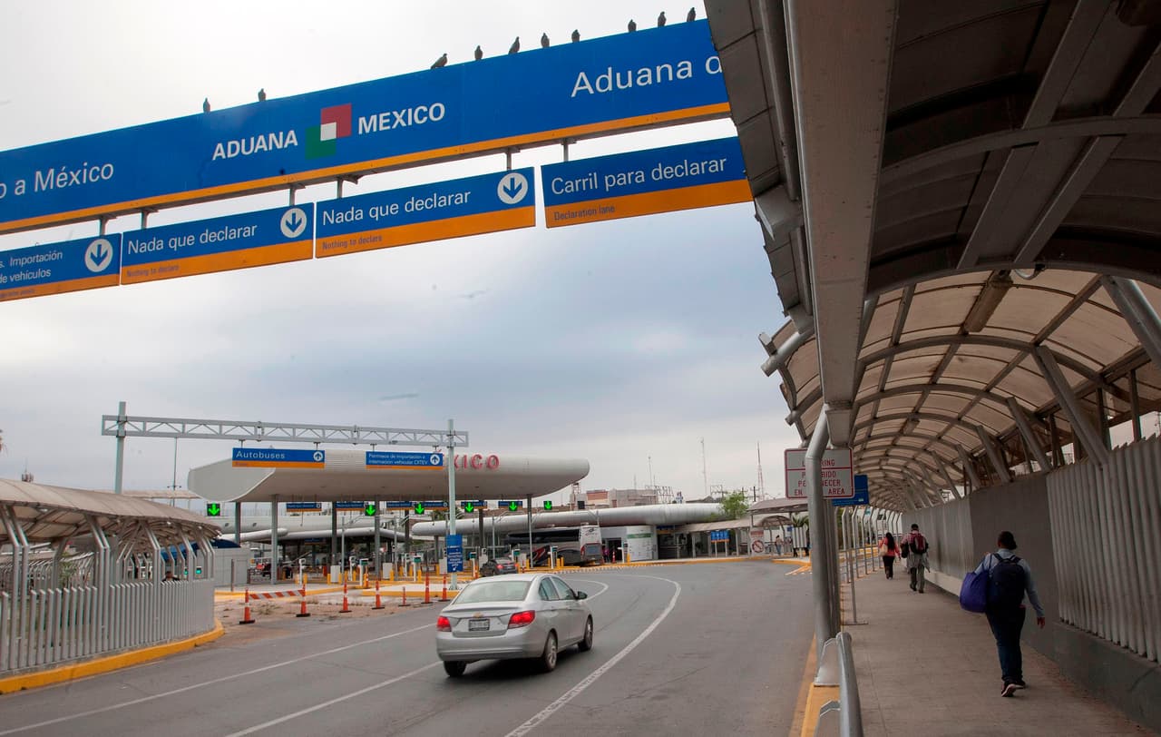 Conducir de San Antonio hacia Eagle Pass, cruzar a Piedras Negras y una vez en México:
<br>
<br>•Tomar la carretera 57 hasta Saltillo y luego Monterrey.
<br>
<br>•Manejar por Monclova hacia Hidalgo, Nuevo León hasta Monterrey
<br>