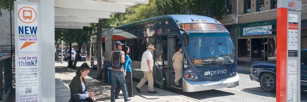 Ciudadanos señalan que algunas paradas de autobuses en San Antonio no protegen del calor