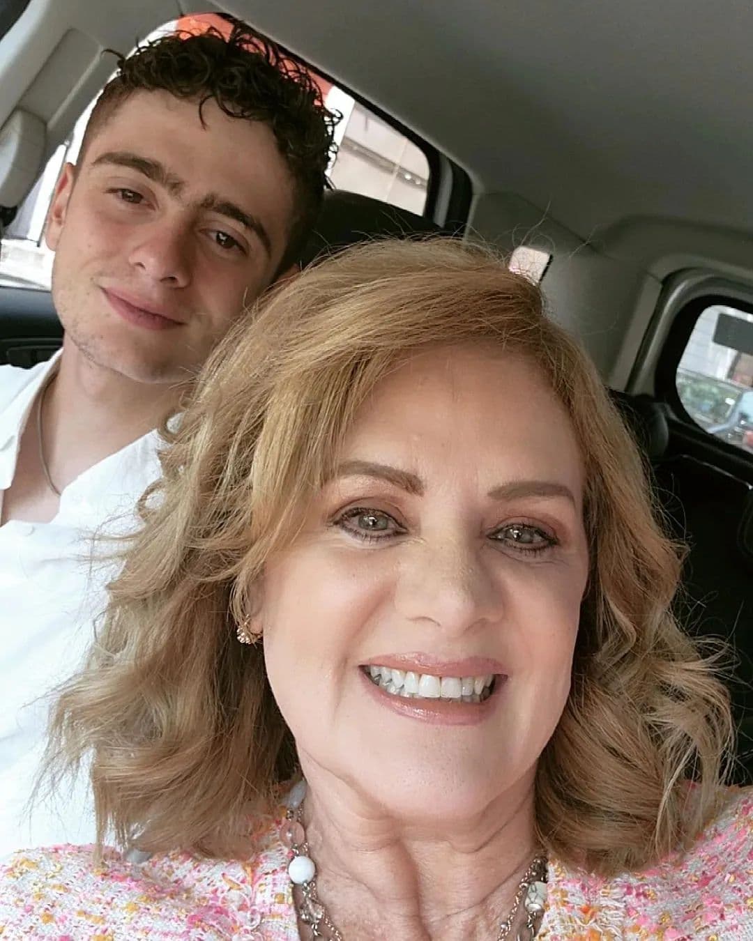 Por su parte,
<a href="https://www.univision.com/famosos/erika-buenfil-hijo-nicolas-ernesto-zedillo-jr-agradecida">Erika Buenfil</a> dejó claro que mantiene una relación cordial con Ernesto Zedillo Jr., además de que respeta el hecho de que su hijo se interese por convivir con él.