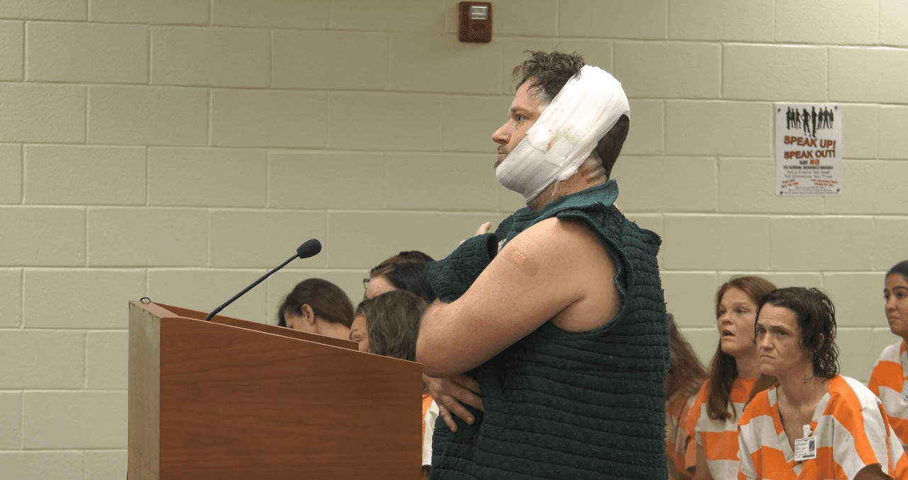 Howard, quien ha tenido
<b><a href="https://www.univision.com/noticias/estados-unidos/largo-historial-arrestos-acusado-accidente-mato-ocho-trabajadores-mexicanos" target="_blank">antecedentes por problemas al conducir</a></b>, admitió que consumió
<b><a href="https://www.univision.com/local/orlando-wven/bryan-maclean-admitio-fumar-marihuana-y-tomar-farmacos-antes-chocar-bus-florida" target="_blank">aceite de cannabis la noche anterior</a></b> y algunos medicamentos prescritos.