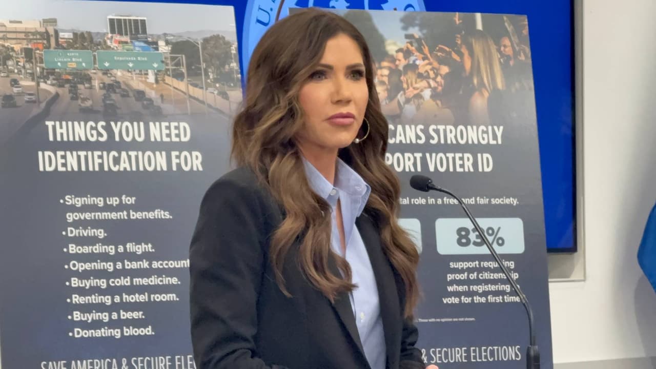 "Un completo desastre": Kristi Noem, secretaria de Seguridad Nacional, visita Arizona para hablar de elecciones y promover la HB22