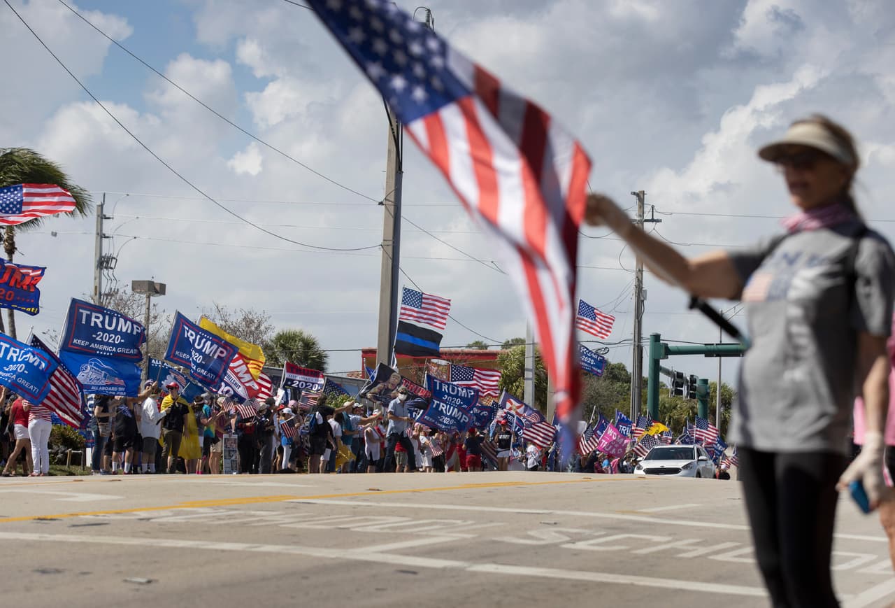 La manifestación se concentró cerca de Mar-a-Lago, el resort en donde vive el expresidente desde que salió de la Casa Blanca.