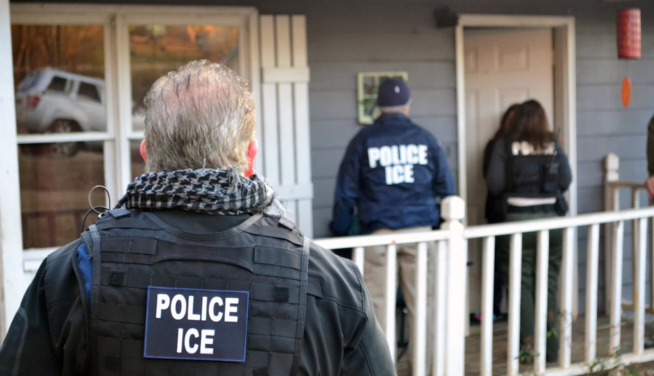 Agentes de ICE buscan a unos indocumentados en una vivienda (archivo).