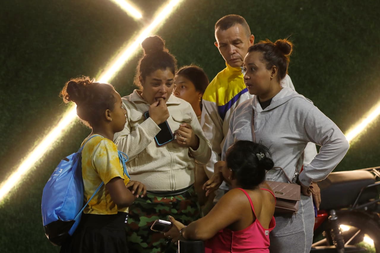 Testigos captaron la
<b>presencia de columnas de humo en la capital</b>, las cuales fueron transmitidas en múltiples videos a través de las redes sociales.
<br>
<br>(AP Photo/Cristian Hernandez)