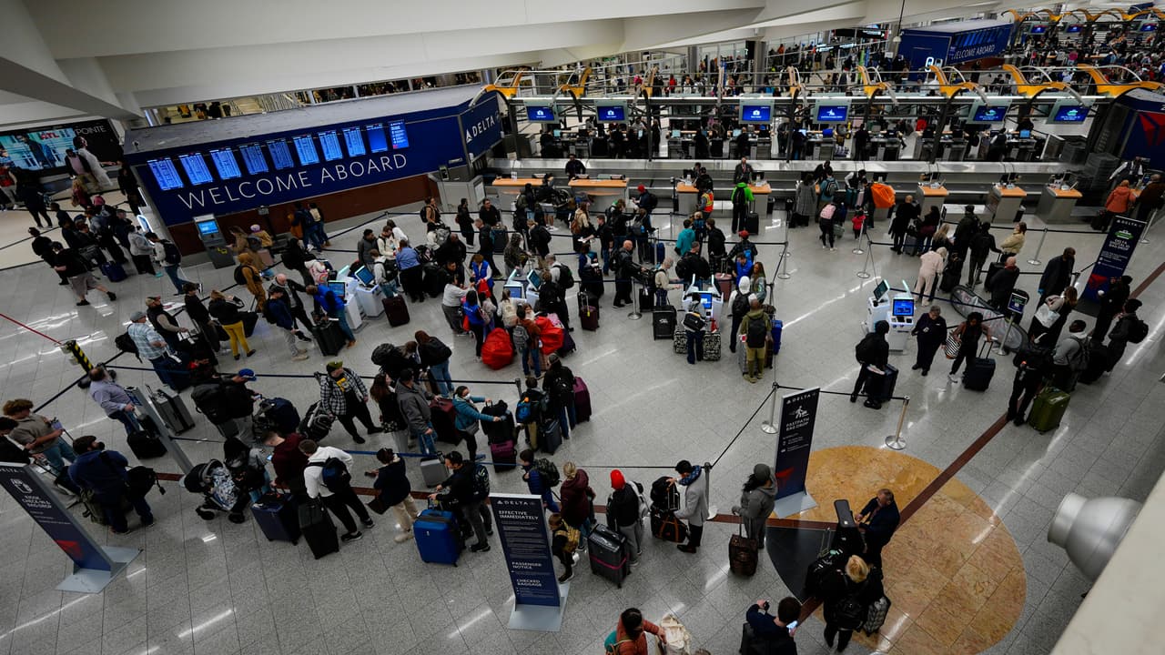 El aeropuerto de Atlanta ha sido reconocido como el más transitado del mundo 23 veces en los últimos 24 años.
<b>Por sus instalaciones pasan aproximadamente 286,000 pasajeros al día. </b>
<br>
<br>Pensando en esto, quisimos hacer
<b>una guía para facilitar tu tránsito por el aeropuerto Hartsfield-Jackson. 👇🏼</b>
<br>