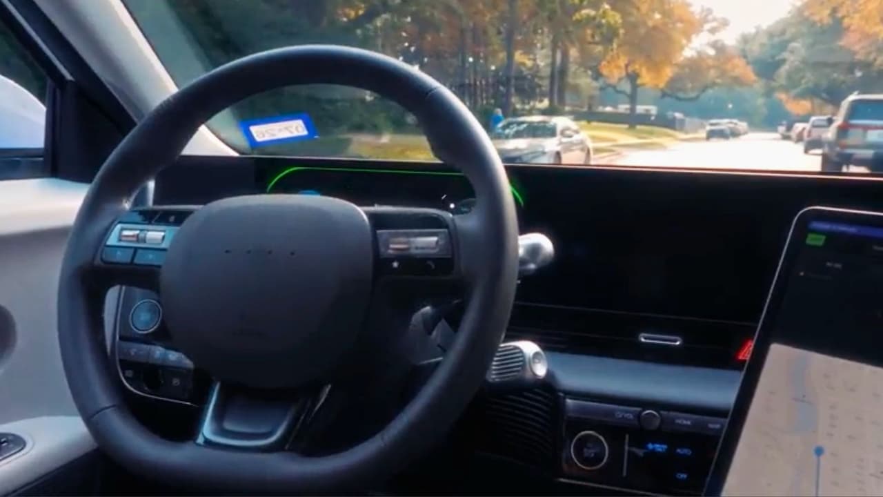 <h3 class="cms-H3-H3">¿Hay un chofer o no?</h3> Sí, en esta primera etapa,
<b> siempre habrá una persona en el asiento del conductor.</b>
<br>Uber la llama “especialista a bordo”. Supervisa todo
<b>y toma el control si es necesario. </b>
<br>Según la empresa,
<b>esta es una fase temporal antes de llegar a viajes sin nadie al volante, </b>afirma que todos los vehículos autónomos deben cumplir lineamientos de seguridad y que los usuarios pueden
<b>pedir ayuda desde la app si ocurre algo durante el viaje. </b>