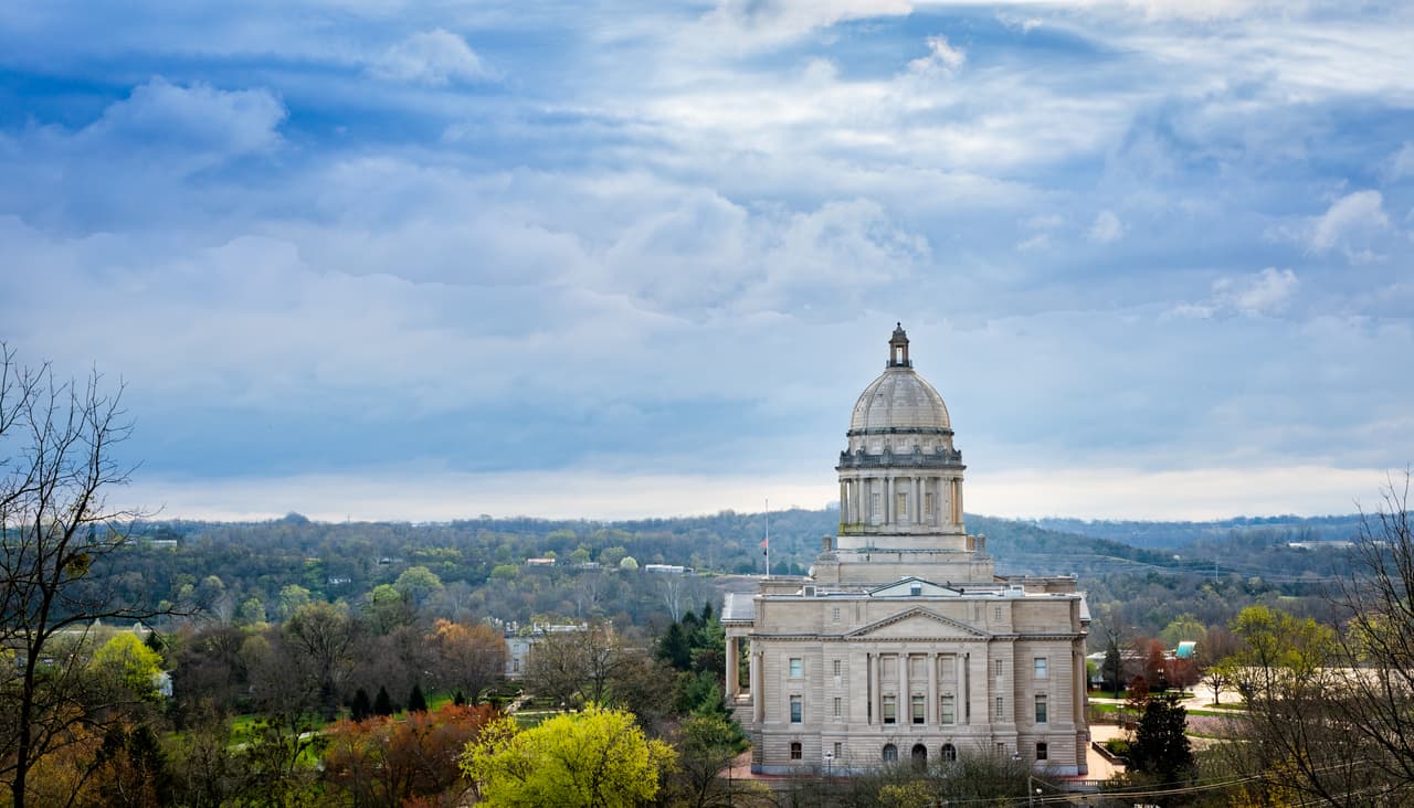 <h3 class="cms-H3-H3">4. Kentucky</h3>
<br>
<br>🚧
<b>Ofertas de trabajo para mayo de 2022: </b>8.0%
<br>
<br>🚧
<b>Tasa de desempleo para mayo de 2022: </b>3.8%
<br>
<br>🚧
<b> Aumento de ofertas laborales con respecto al año anterior: </b>+9.8%
<br>
<br>🚧
<b>Fuerza laboral: </b>2,064,679 personas.
<br>