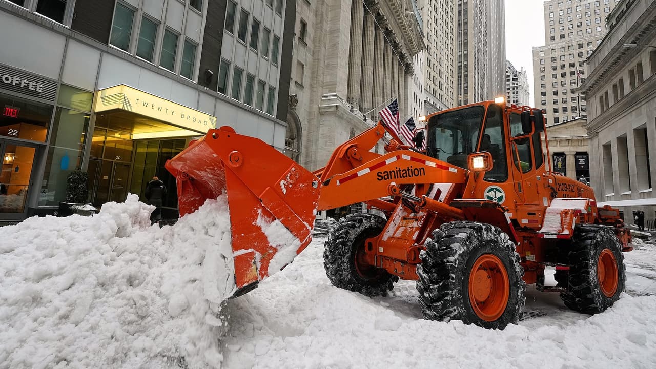 Tiempo invernal provoca acumulación de basura en las calles de Nueva York