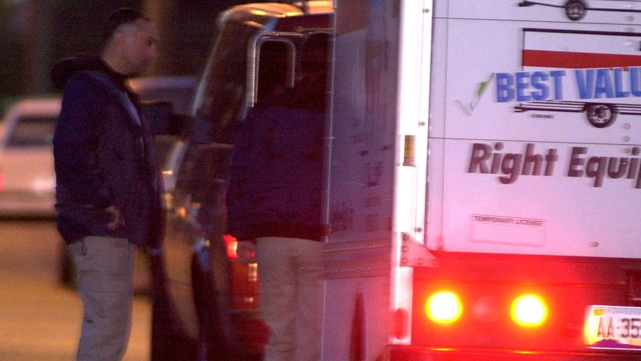 Hallan a un hombre muerto dentro de camión de mudanzas U-Haul lleno de marihuana