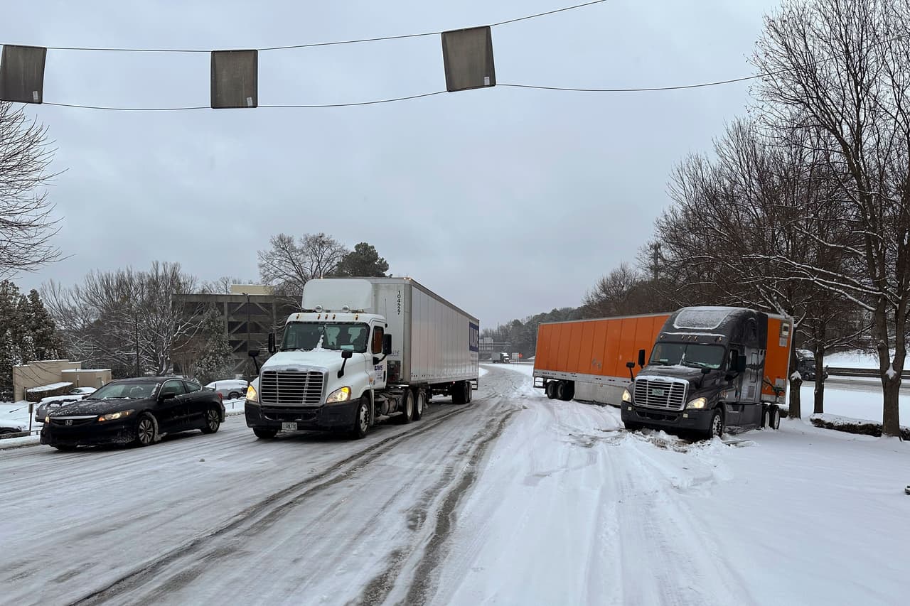 El inusual evento meteorológico
<b>causó problemas en las carreteras por lo resbaladizo del pavimento</b> y presencia de hielo.
<br>
