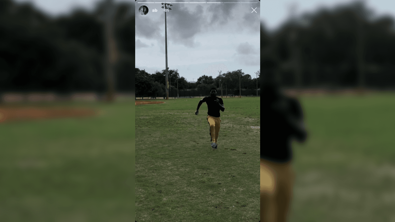 <b>No para de entrenar</b>
<br>Su historia del 21 de mayo fue en un campo de entrenamiento, algo habitual en él y que demuestra su pasión por el deporte.