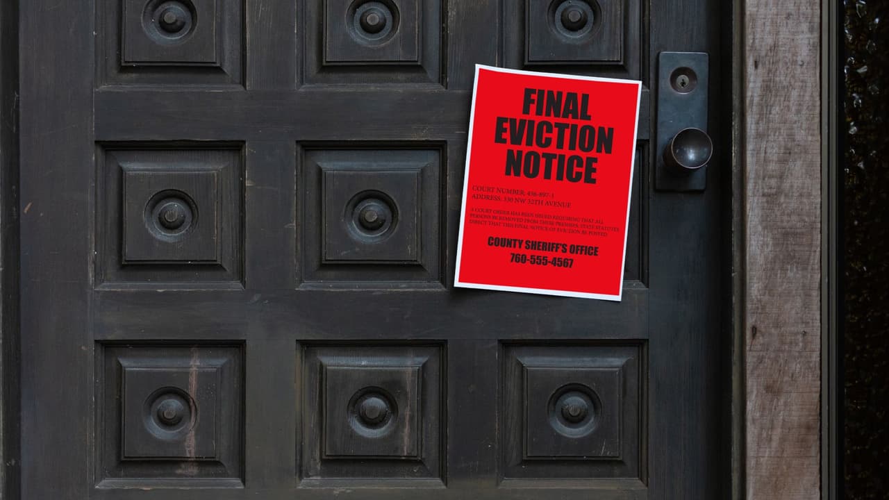 <h3 class="cms-H3-H3">La SB 1333: acción inmediata contra ocupaciones ilegales</h3> Se trata de casos en los que
<b>una persona entra a una vivienda sin permiso, sin contrato y sin derecho. </b>
<br>A esto se le llama ocupación ilegal o
<i>“squatting”</i>.
<br>Antes, el camino era el mismo que en un desalojo normal:
<b> demanda, juicio y apelaciones.</b>
<br>Todo podía tardar semanas, mientras tanto,
<b> el propietario veía cómo alguien vivía gratis en su propiedad. </b>
<br>La SB 1333, que entró en vigor el 1 de septiembre de 2025, cambia esas reglas.