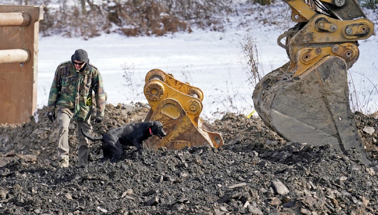 Familia de la abuela atrapada en un socavón al este de Pensilvania intenta mantener viva la esperanza