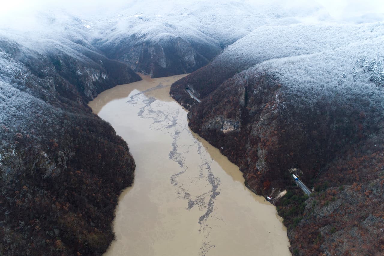 En las últimas semanas, muchos ríos y arroyos en Bosnia, Serbia y Montenegro se han desbordado debido a fuertes lluvias. En la fotografía, se observa la marea de desechos flotando en el río Drina.