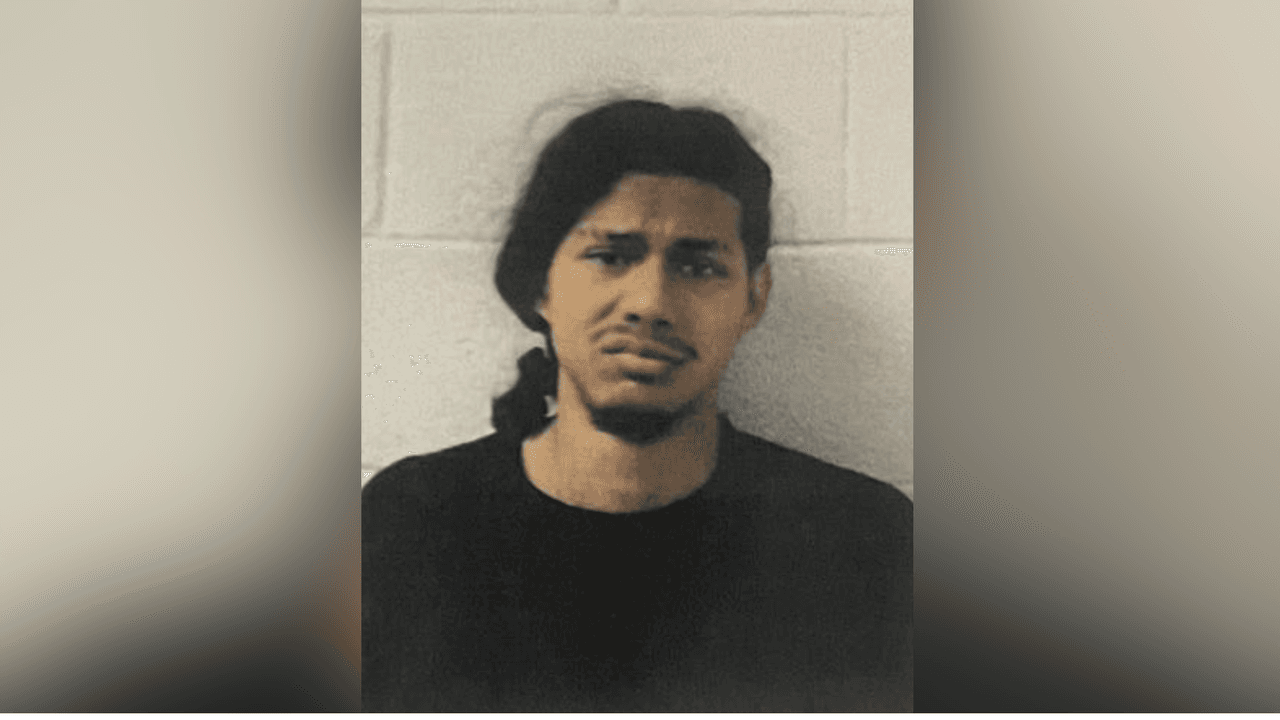 Acusan a joven de 20 años de asesinar a su madre en Northlake