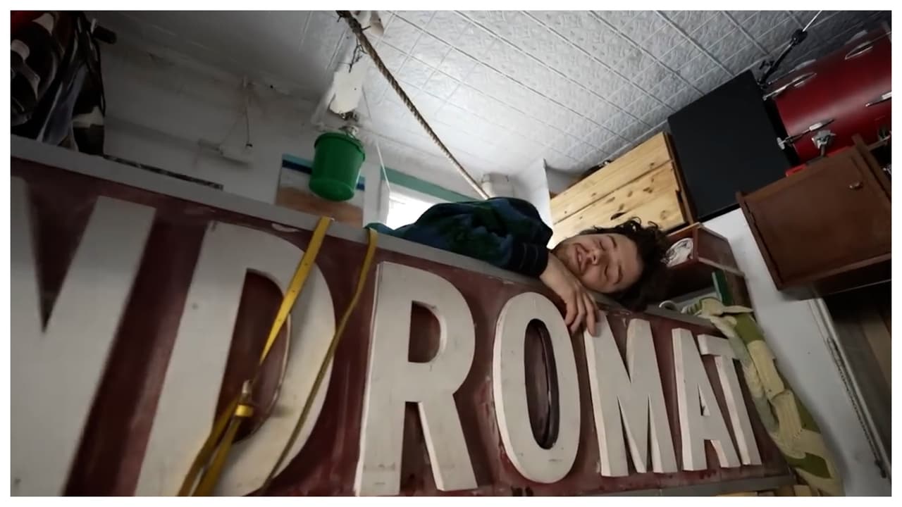 La cama es una de las pocas cosas por las que sí ha pagado.
<b>Le costó $25, y para hacerla más original, </b>no solo queda casi cerca del techo, también le dejó el letrero original de la lavandería, para dormir junto a él.
<br>