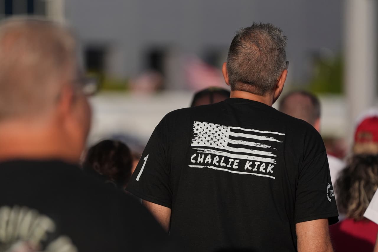 Otra de las prendas que portaron algunos de los miles de asistentes al State Farm Stadium fueron las que combinaron
<b>imágenes alusivas a la bandera estadounidense con el nombre del activista </b>homenajeado.