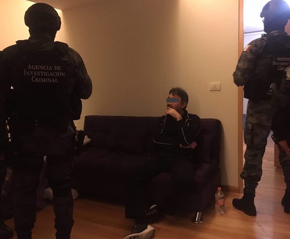 <b><a href="http://www.univision.com/noticias/america-latina/Tras%20la%20extradici%C3%B3n%20de%20%E2%80%98El%20Chapo%E2%80%99,%20se%C3%B1alan%20a%20un%20nuevo%20l%C3%ADder%20del%20c%C3%A1rtel%20de%20Sinaloa%20El%20pasado%2024%20de%20abril,%20las%20autoridades%20mexicanas%20ubicaron%20a%20D%C3%A1maso%20L%C3%B3pez%20Nu%C3%B1ez%20como%20el%20nuevo%20l%C3%ADder%20dentro%20del%20c%C3%A1rtel%20de%20Sinaloa,%20seg%C3%BAn%20una%20investigaci%C3%B3n%20difundida%20por%20la%20cadena%20Televisa.%20%20El%20trabajo%20period%C3%ADstico%20se%C3%B1al%C3%B3%20que%20tras%20la%20extradici%C3%B3n%20a%20EEUU%20de%20Joaqu%C3%ADn%20'El%20Chapo'%20Guzm%C3%A1n,%20el%20apodado%20%E2%80%98El%20Licenciado%E2%80%99%20y%20su%20hijo%20D%C3%A1maso%20L%C3%B3pez%20Serrano,%20%E2%80%98El%20Mini%20Lic%E2%80%99,%20pelearon%20por%20el%20liderazgo%20de%20la%20organizaci%C3%B3n%20de%20Sinaloa%20con%20ayuda%20del%20c%C3%A1rtel" target="_blank">Dámaso López Núñez, alias ‘El Licenciado’ </a></b>e identificado como uno de los principales operadores del cártel de Sinaloa y sucesor de '
<b><a href="http://www.univision.com/temas/el-chapo" target="_blank">El Chapo' Guzmán</a></b>, fue detenido la madrugada del lunes por elementos del Ejército y la Procuraduría General de la República en una colonia de la Ciudad de México.