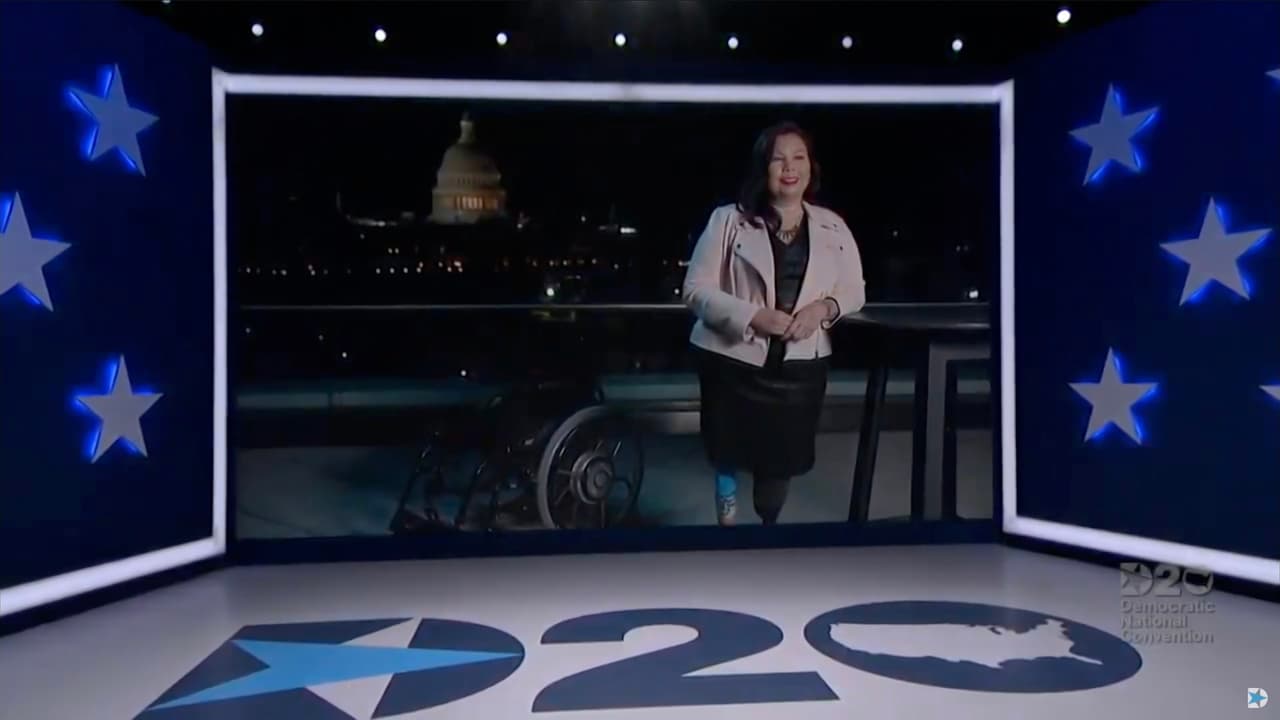 Duckworth llama a Trump 'cobarde en jefe' en el cierre de la Convención Demócrata