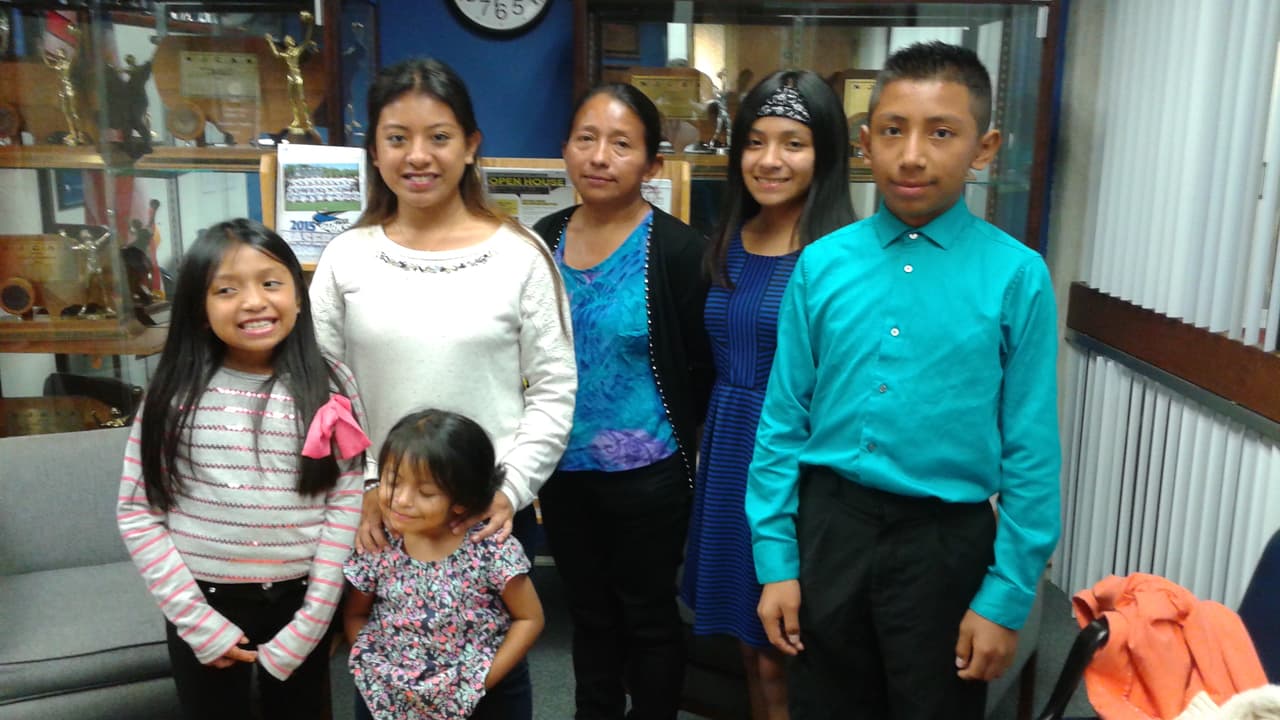 La familia Quiej antes del debate demócrata de Univision