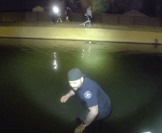 Uno de los agentes comenzó a
<b>despojarse de algunos de sus artículos</b> personales.