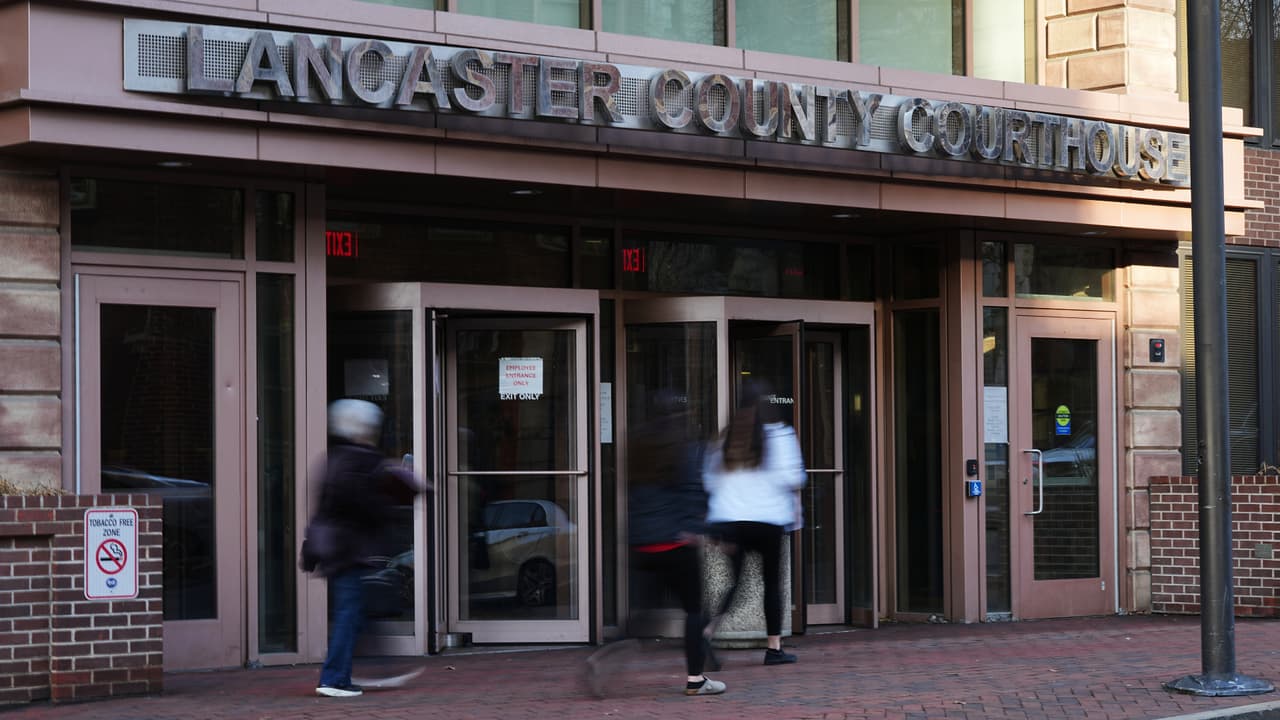 Con IA crearon fotos de sus compañeras desnudas; adolescentes recibe libertad condicional en Lancaster