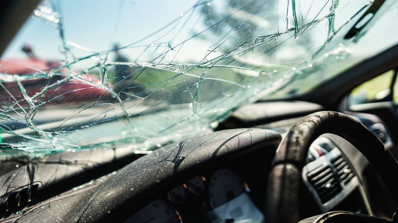 Cinco personas salieron expulsadas de un auto en una carrera clandestina: Se encuentran graves