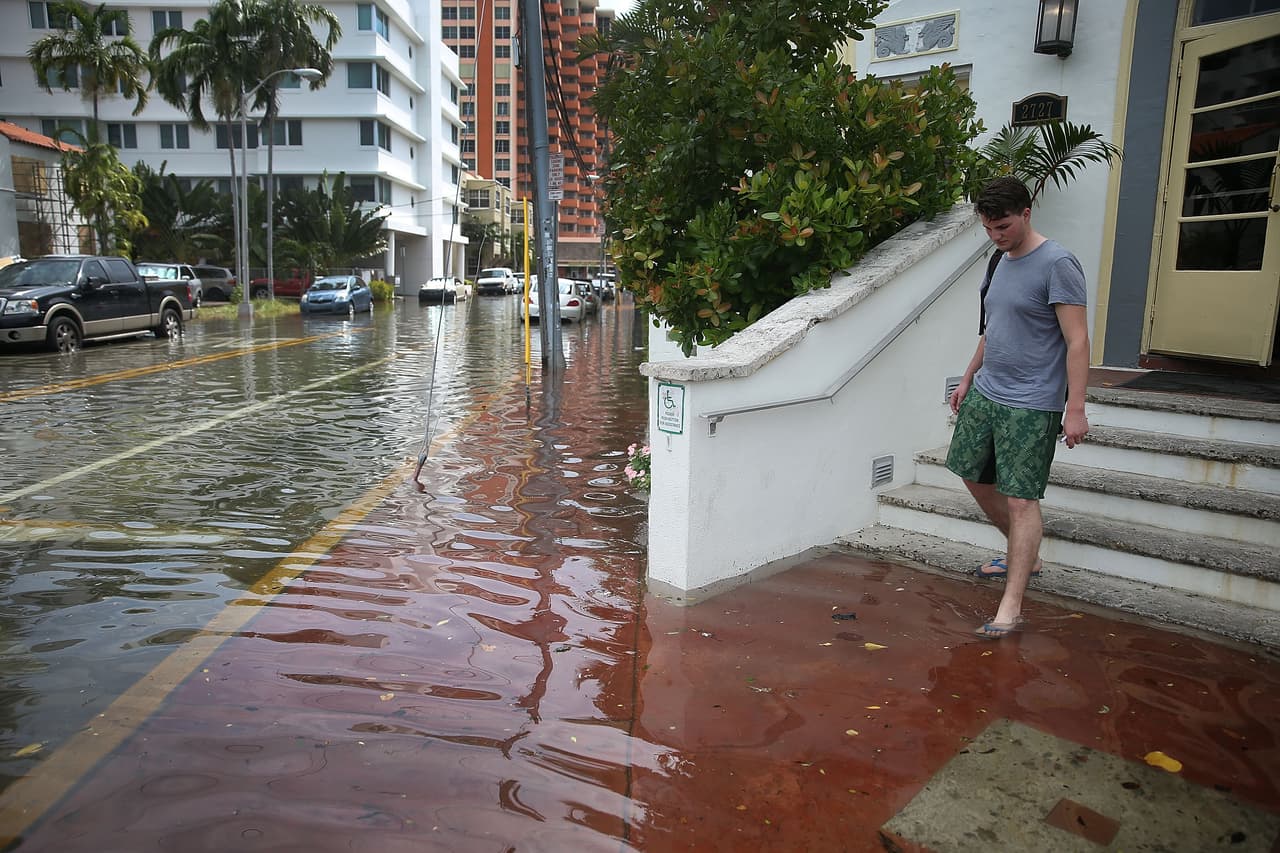 <b>Miami, Florida</b> – Miami es la ciudad más vulnerable al cambio climático, explica Henry Briceño de la Universidad Internacional de la Florida. “Las tormentas serán más fuertes y frecuentes, al igual que las sequías”, detalla. Los pronósticos sugieren que para el año 2050 el agua aumentará cerca de un pie sobre el nivel del mar, por lo tanto más del 60% de los canales no serán capaces de drenar el agua de forma eficiente. Las comunidades más vulnerables sufrirán los efectos con el agua cubriendo las calles. La ciudad quedaría inundada en casi un 100%.