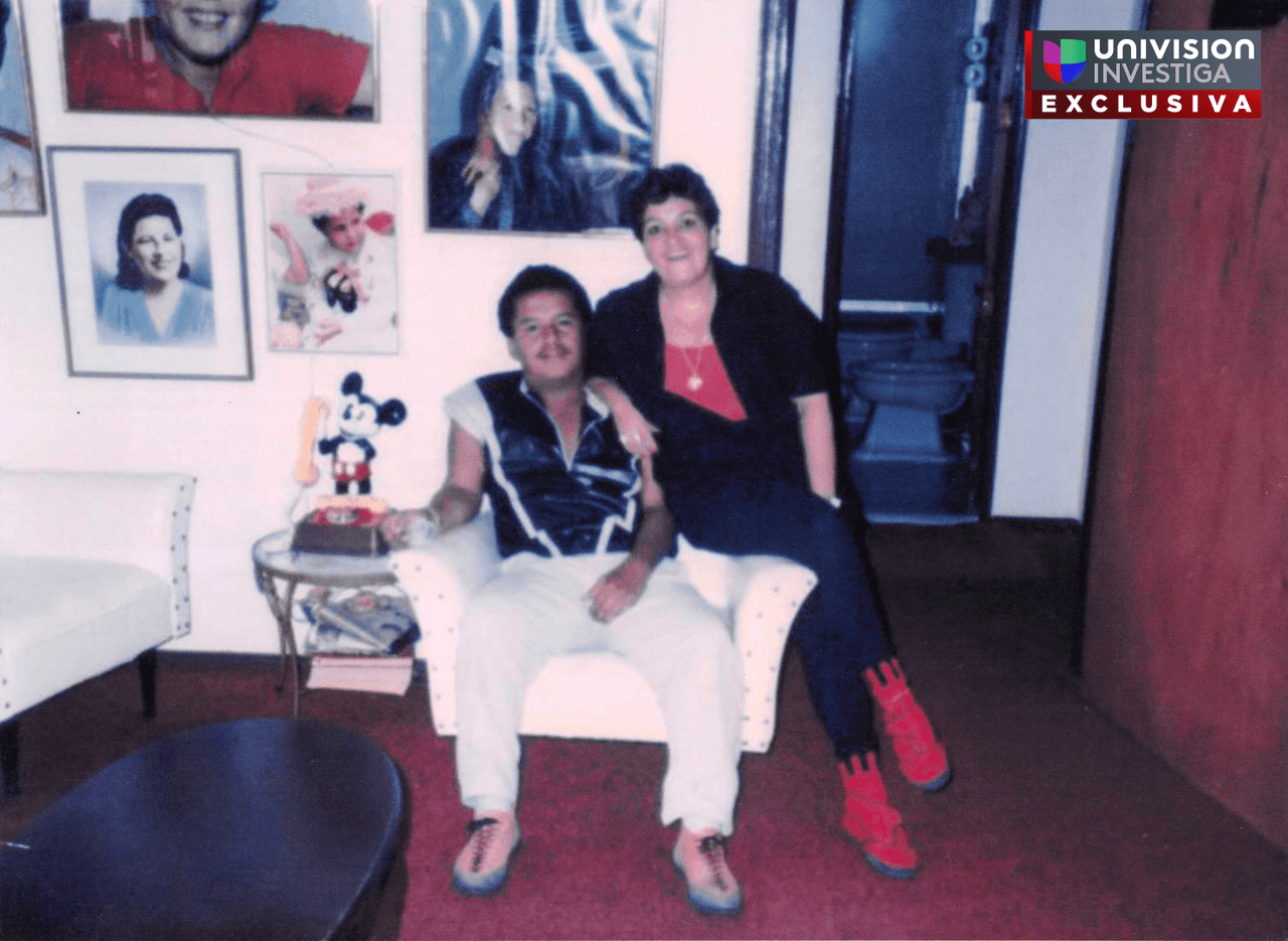 Darío Uzma con su patrona Ligia Urquijo, ya separada de Roberto Escobar, en la casa de la familia en el barrio La Francia, Manizales, capital de Caldas. En el cuadro a la izquierda, María Gaviria, la madre de Ligia. María era hermana de la mamá de Pablo Escobar. Arriba se alcanza a ver cortada una fotografía de Nicolás Escobar sonriendo.