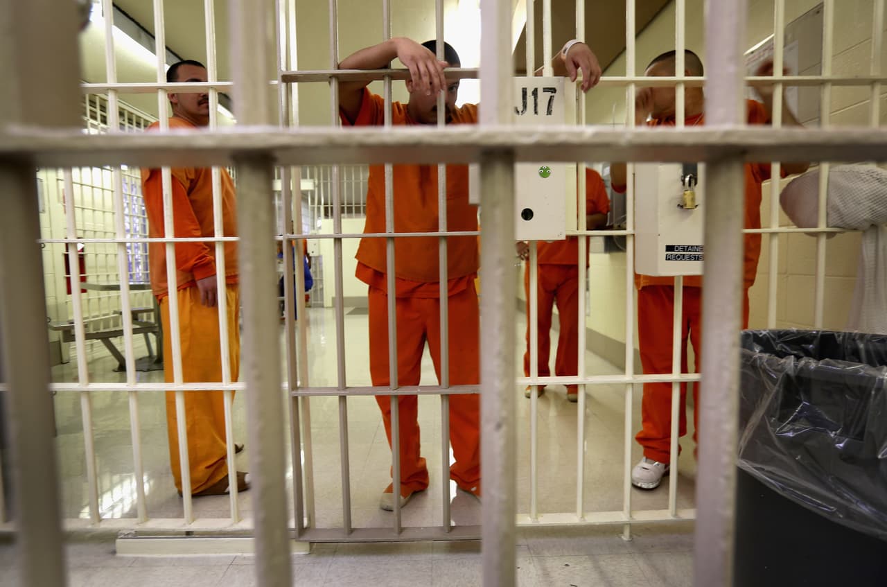 ‘Hablemos de Inmigración’: Qué derechos tienen los inmigrantes en los centros de detención de ICE