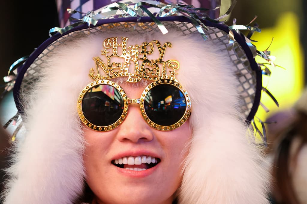 La Policía de Nueva York (NYPD) desplegó miles de agentes, uniformados y de civil, junto a unidades especializadas como equipos antibombas, K-9, drones y helicópteros. La comisaria Jessica Tisch y el alcalde Eric Adams confirmaron que no hubo amenazas creíbles específicas, pero el dispositivo fue el más robusto de los últimos años, con controles similares a los de un aeropuerto.