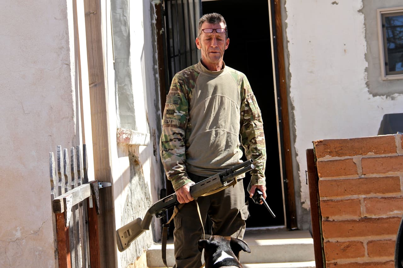 Tim Foley saliendo de su casa en Sasabe para ir a patrullar.