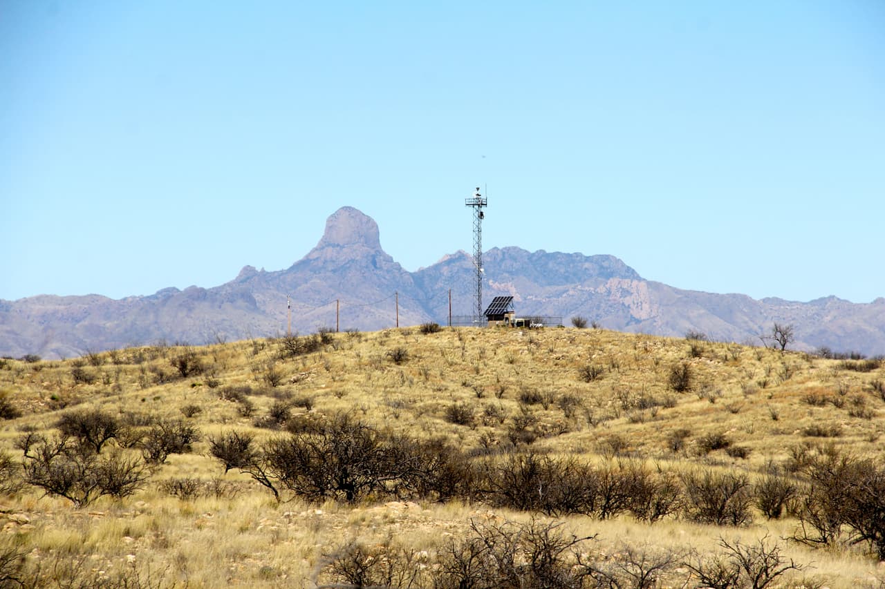 Estas son algunas de las torres de vigilancia y de transmisión de información ubicadas en la frontera.