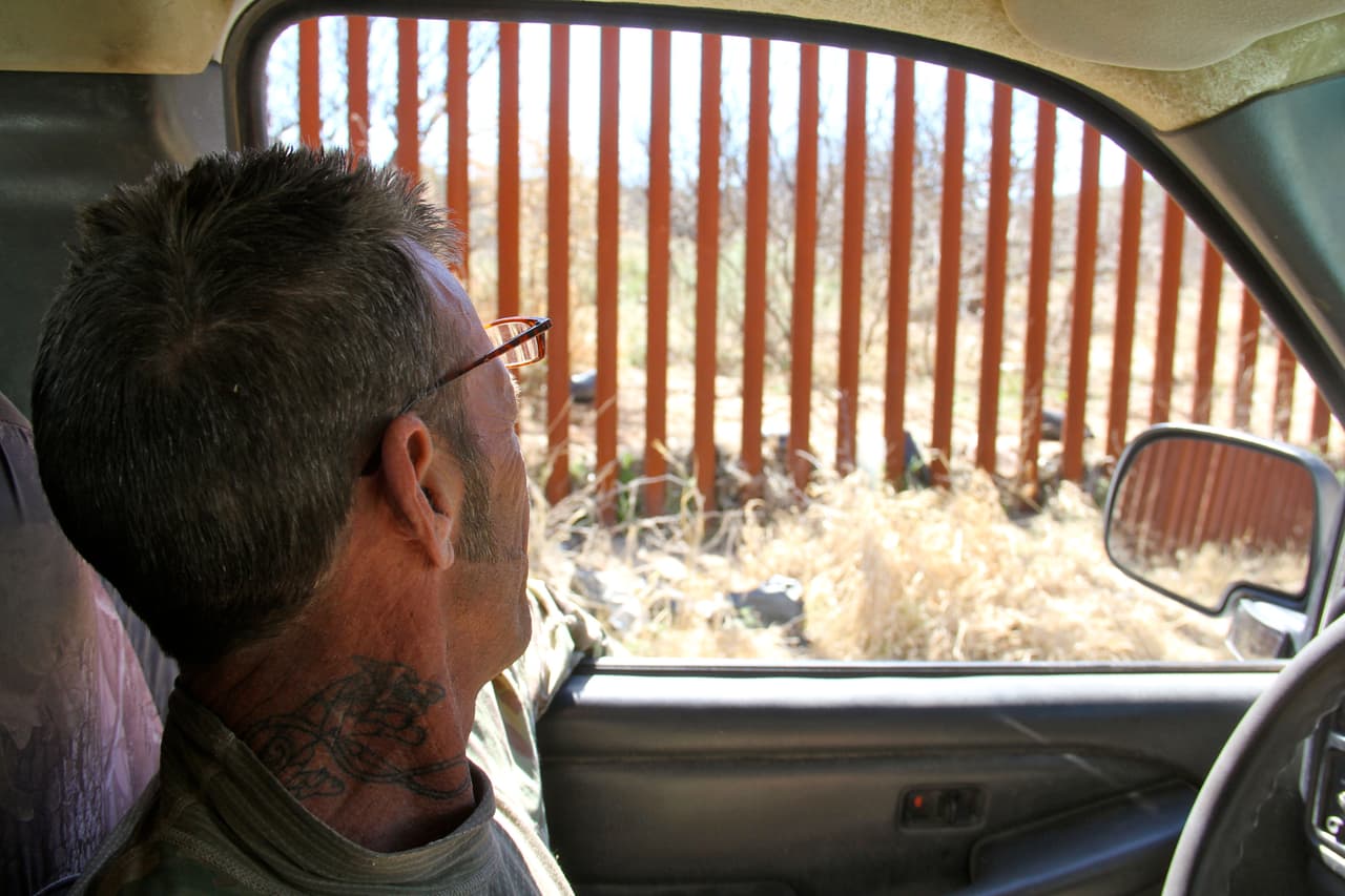 El líder de Arizona Border Recon dice que pocas veces se encuentra con mujeres o niños cruzando la frontera. En su mayoría son hombres hispanos, mulas y más recientemente musulmanes.