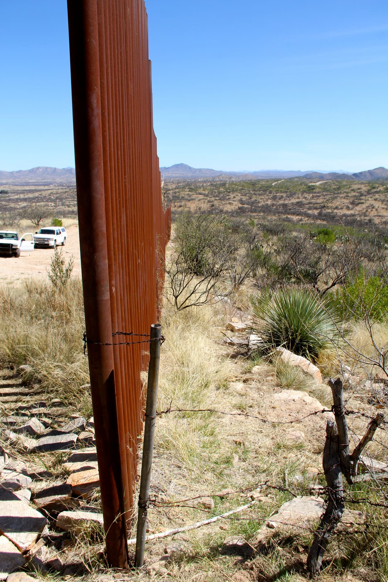 Al encontrarse con alguna mula o inmigrante, Foley lo detiene y llama a la Patrulla Fronteriza.