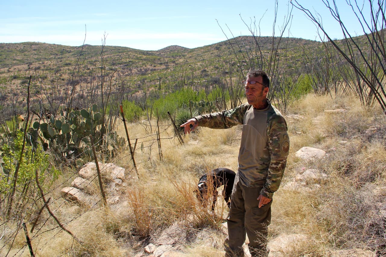 Foley muestra como parte de la cerca de alambre está casi derrumbada.