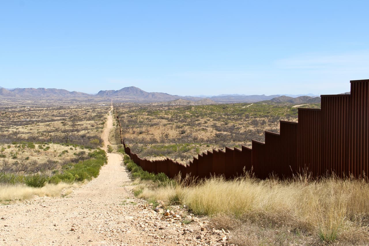 Este muro divide a México y a Estados Unidos. Al final del muro, estos dos países quedan separados por una cerca de alambre de púas.