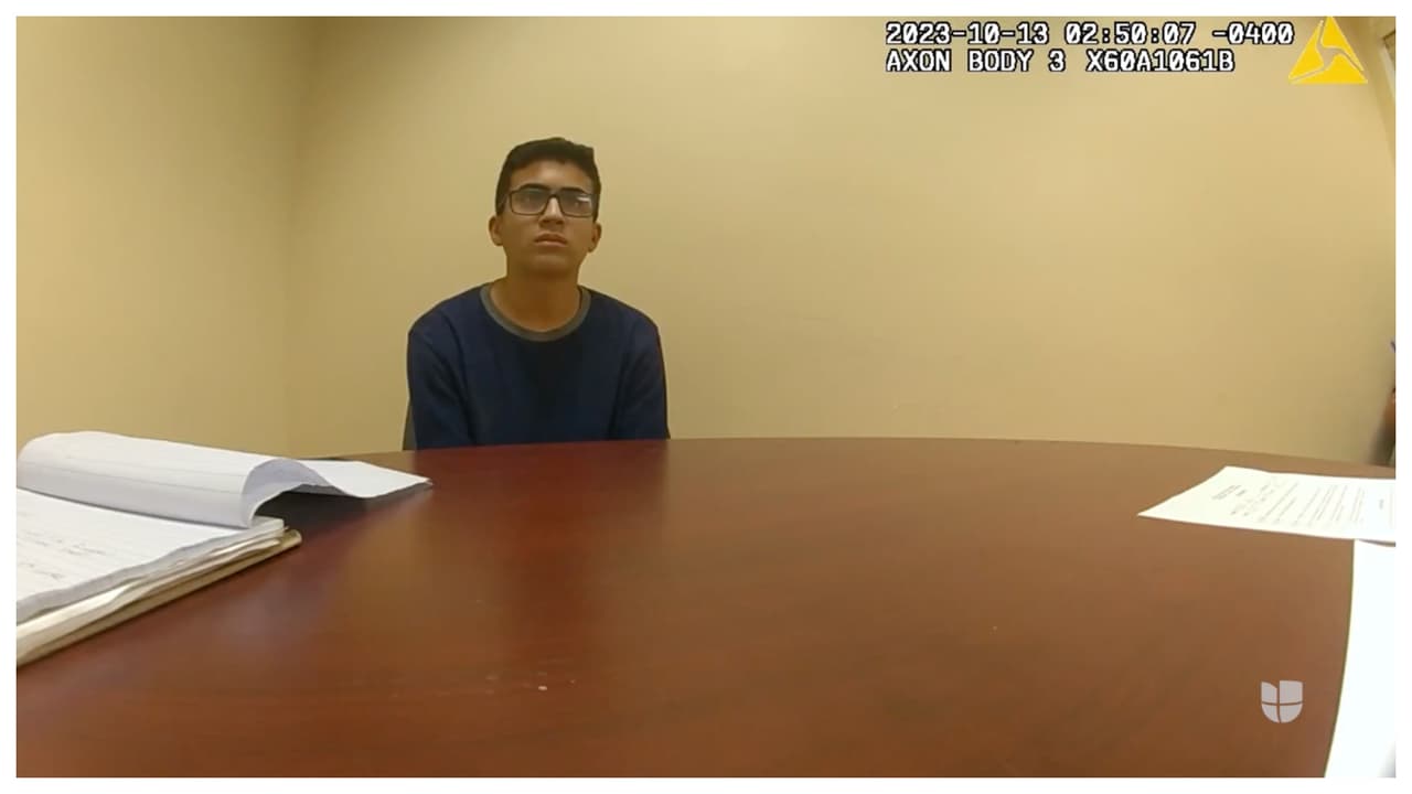 Derek Rosa ha confesado el asesinato de su mamá en dos momentos: durante la llamada al 911 y luego en interrogatorio con los detectives. También habría tomado una selfie después del crimen, con la mano ensangrentada, sacando la lengua y saludando. Envió esa foto, junto con dos imágenes del cuerpo de su madre, a un amigo por internet.
<br>
<br>