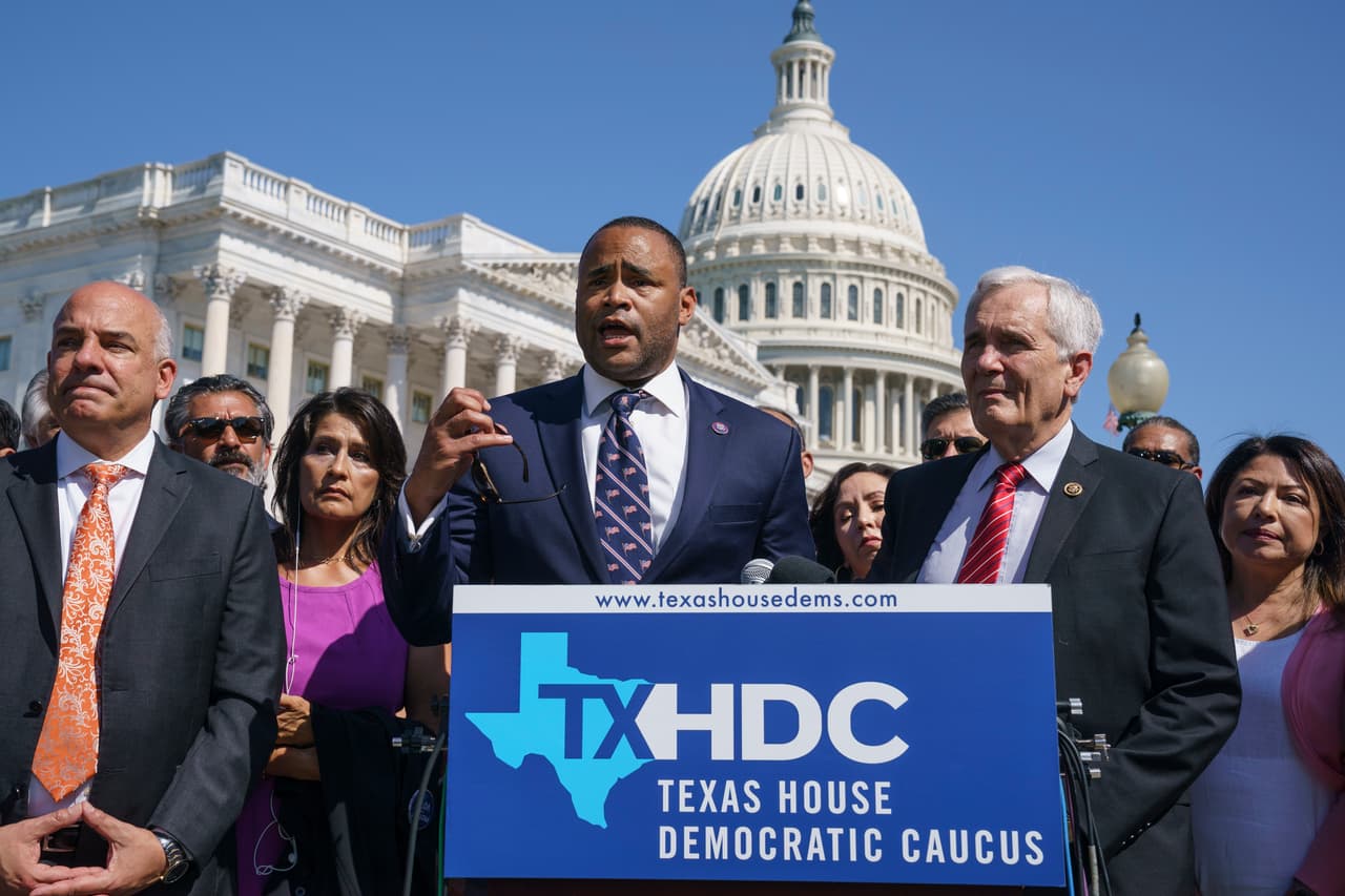 El
<b>representante demócrata Marc Veasey</b> reaccionó de manera breve y directa a la aprobación de
<a href="https://www.univision.com/local/austin-kakw/politica-austin/el-impacto-republicano-con-la-posible-redistritacion-electoral-en-texas-video">los nuevos mapas de redistritación en Texas</a>, compartiendo la noticia en redes sociales y etiquetando al gobernador Greg Abbott con la frase: “Te veo en la corte”. Con este mensaje, Veasey dejó claro que los demócratas planean impugnar legalmente la ley.