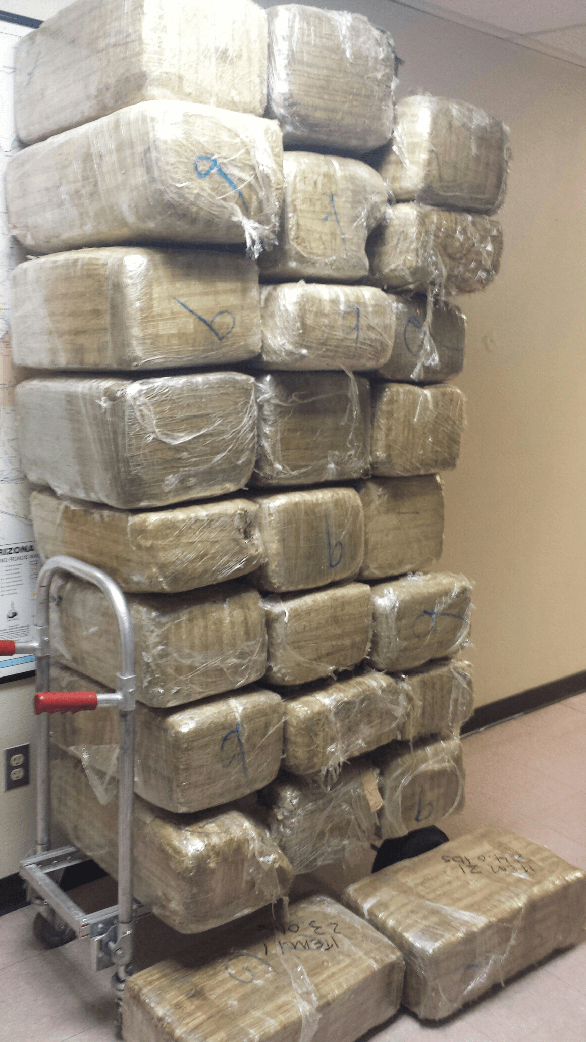 Cuarenta arrestos, más de una tonelada de droga decomisada, dos armas de fuego incautadas y tres autos robados fueron recuperados en una operación de cuatro días del Departamento de Seguridad Pública de Arizona (DPS).