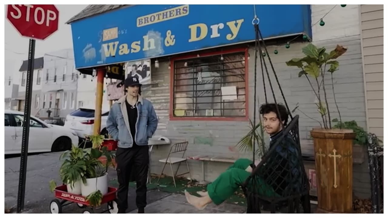 Caleb Simpson, influencer que se especializa en documentar
<a href="https://www.univision.com/local/nueva-york-wxtv/tiktoker-alex-verhaeg-apartamento-manhattan-nueva-york">cómo viven los neoyorquinos</a>, dice que este apartamento
<b>es “el más raro que ha visto en NYC”.</b>
<br>