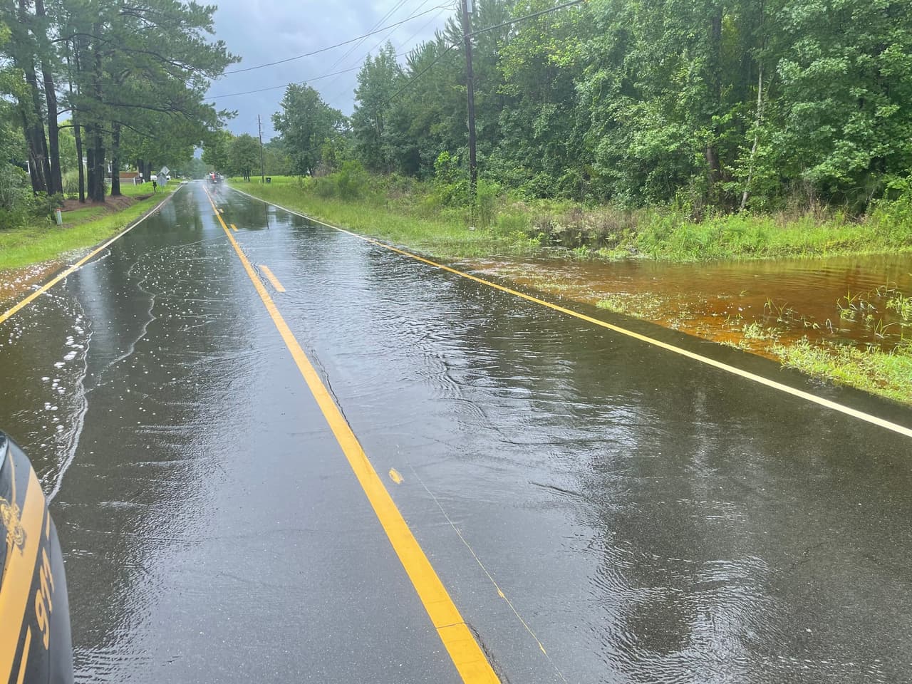 Oficiales del condado de Brunswick advirtieron a los conductores que revisaran las condiciones de las carreteras antes de salir, pues hay corrientes de agua activas cerca de algunos carriles.