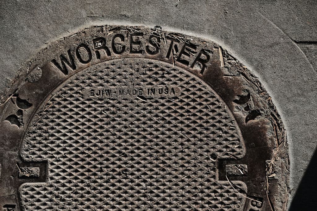 <h2 class="cms-H2-H2">3. Worcester, Massachusetts</h2>
<br>
<br>Según la encuesta de
<i>Hire a Helper,</i> la población de Worcester creció casi un 12%, lo que la convierte en la metrópolis de más rápido crecimiento del noreste. Aunque el empleo descendió ligeramente, los ingresos aumentaron casi un 6% y el precio de la vivienda subió más de un 60% en los últimos cinco años.
<br>
<br>“Worcester está ganando reconocimiento como centro tecnológico y de ciencias de la vida, impulsado por las universidades locales y la inversión en biotecnología”, dice la encuesta.
<br>