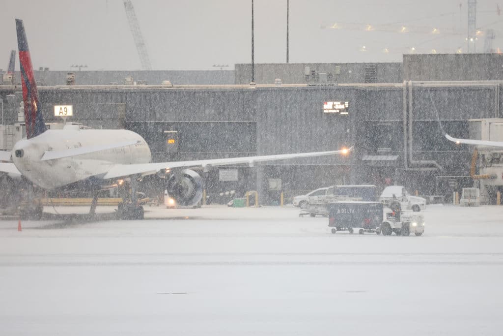 El Aeropuerto de Atlanta también
<b>presentó retrasos y cancelaciones</b> por el paso de la tormenta invernal.