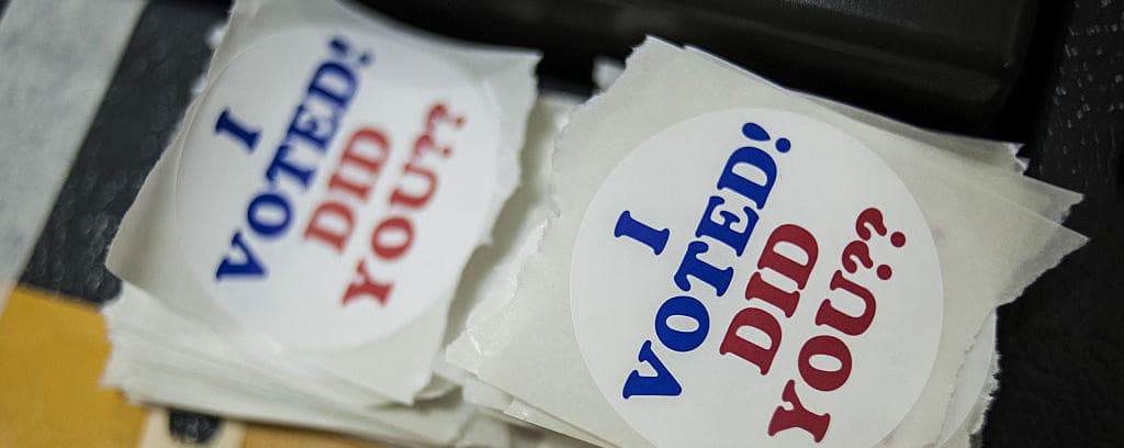 2.
<b> Aprende sobre cada candidato</b>. La pagina
<a href="https://www.politifact.com/" target="_blank">Politifact</a> ha publicado varias guías sobre las propuestas de
<a href="https://www.politifact.com/article/2020/oct/06/joe-biden-issues-politifact-guide/" target="_blank">Joe Biden</a> y
<a href="https://www.politifact.com/article/2020/oct/06/donald-trump-issues-politifact-guide/" target="_blank">Donald Trump</a>. También puedes visitar la pagina de
<a href="https://www.donaldjtrump.com/media/trump-campaign-announces-president-trumps-2nd-term-agenda-fighting-for-you/" target="_blank">cada</a>
<a href="https://joebiden.com/joes-vision/" target="_blank">candidato</a> para leer sobre sus propuestas.