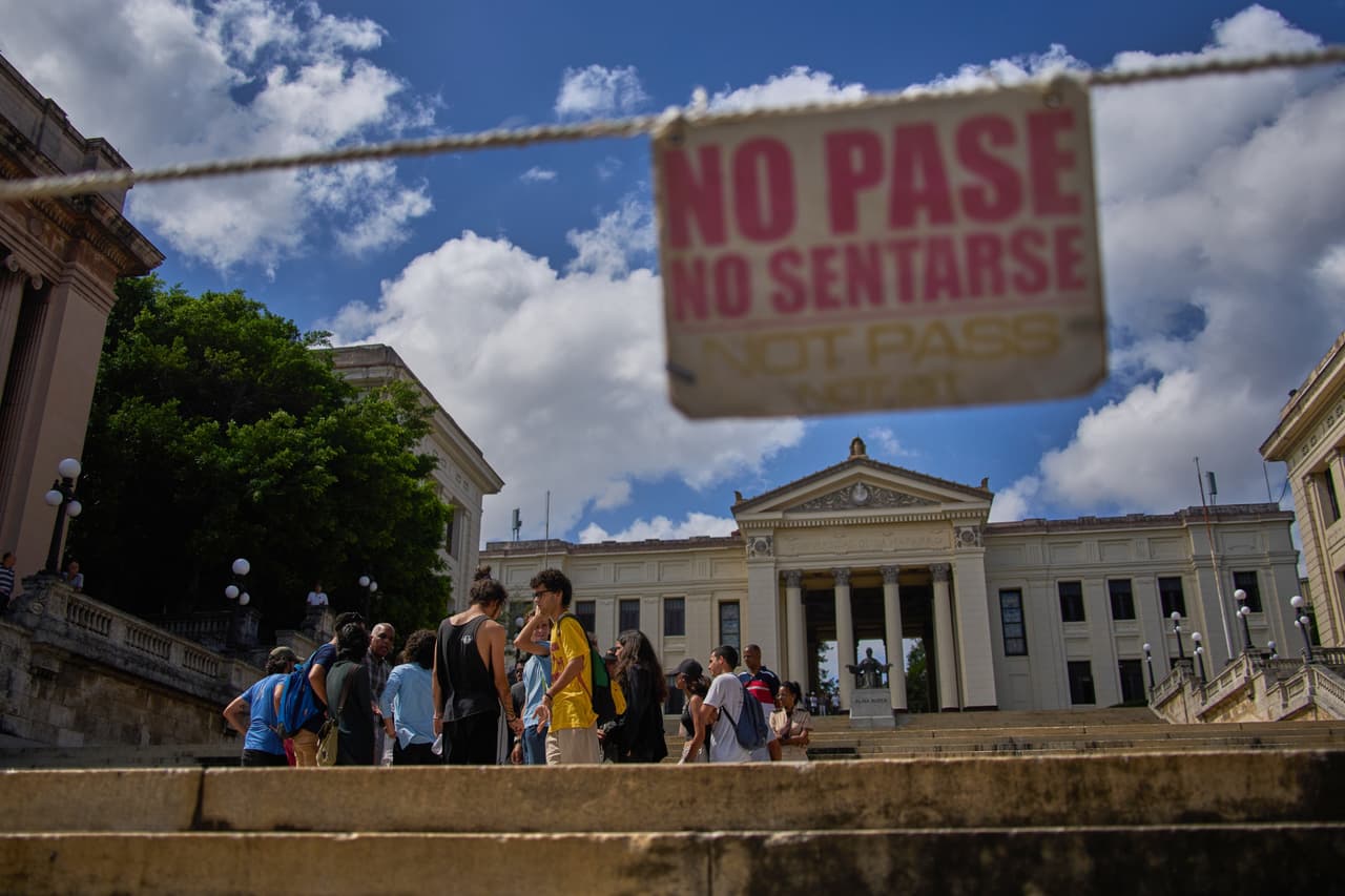 Estudiantes protestan en la Universidad de La Habana por la crisis energética en Cuba